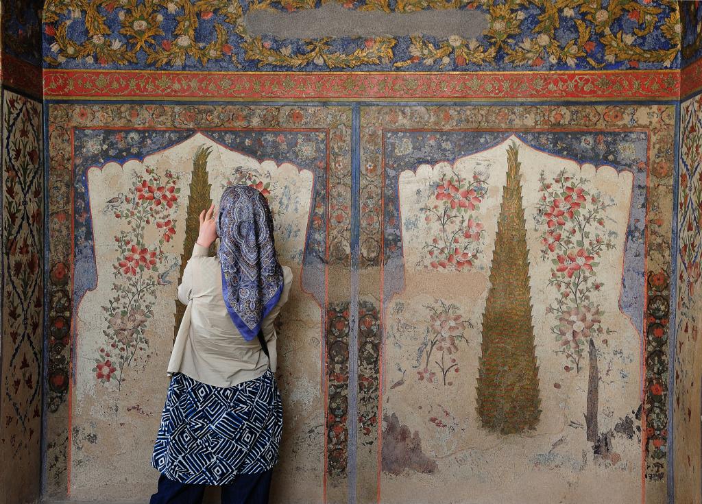The Girl in front of Fresco, by Batool Showghi,
Isfahan 2011,
Digital photograph printed on Archival paper. 30 x 40 cm or larger on request. Edition No. 2 of 7
© Batool Showghi
